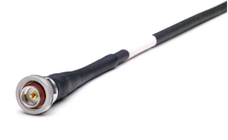 MegaPhase Survivor? 加固型電纜，頻率可達 40 GHz